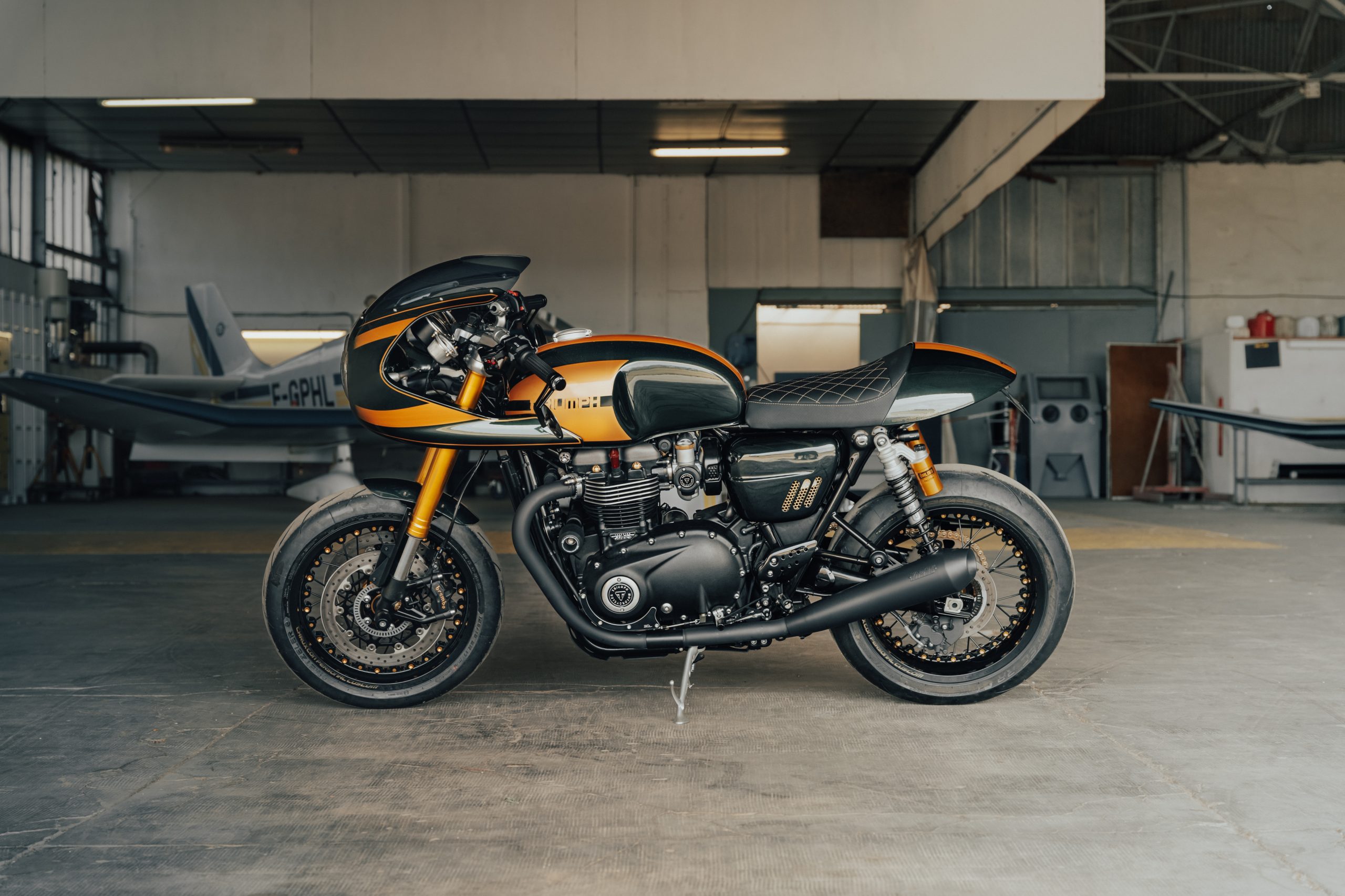 triumph thruxton cafe racer