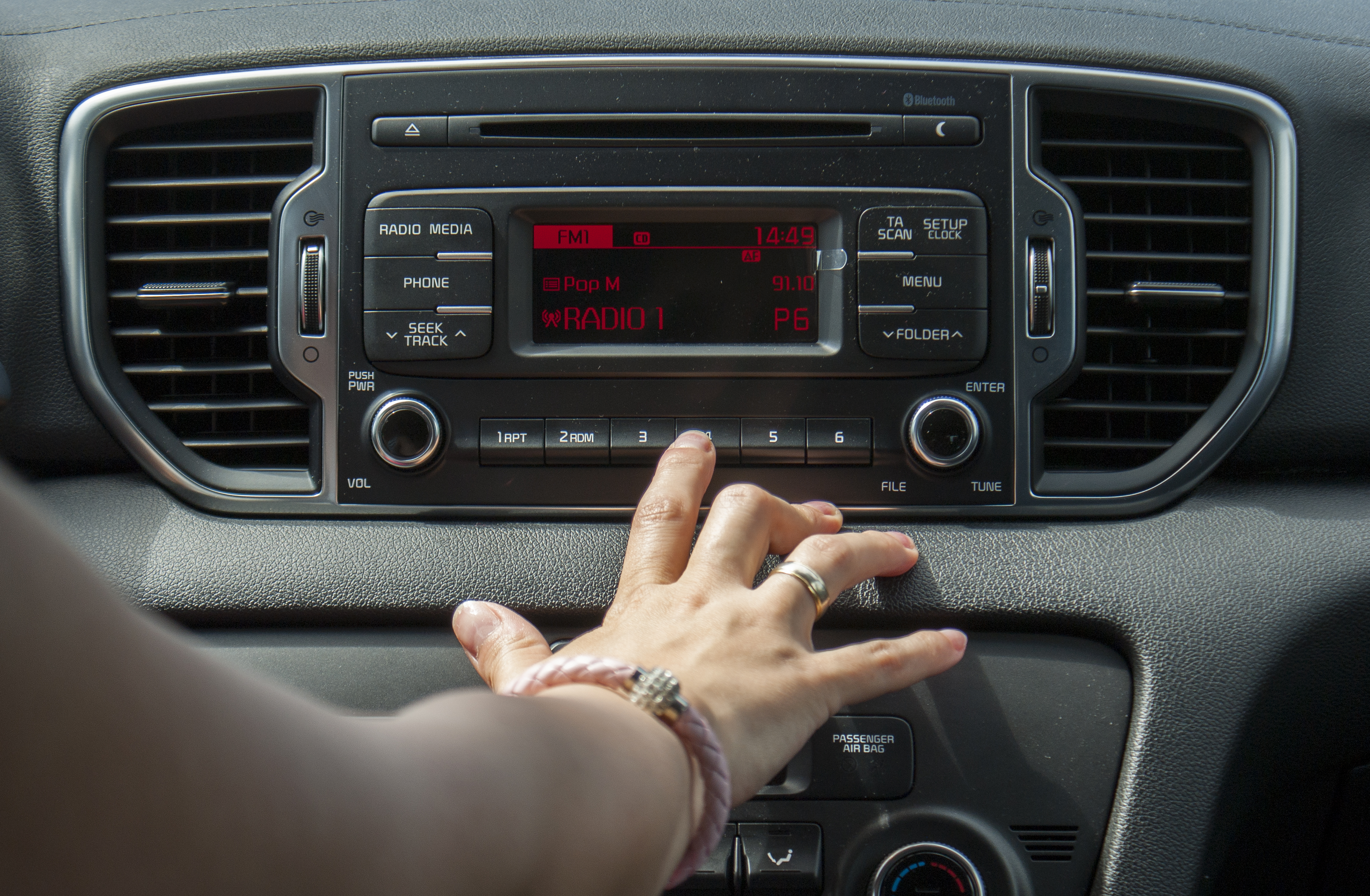 Tout savoir sur le code autoradio gratuit et les solutions pour débloquer son poste facilement