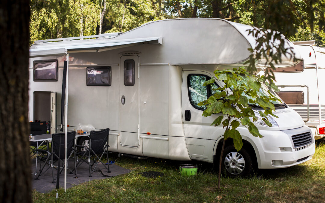 camping car dans une aire de camping