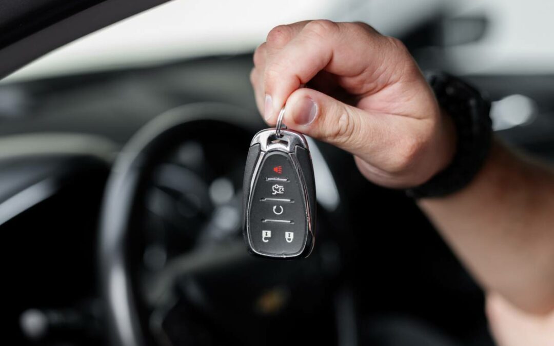 clés de voiture dans la main